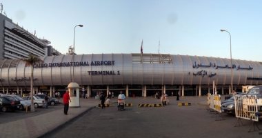 أمن مطار القاهرة يمنع زوجة دبلوماسى أمريكى من دخول البلاد ويأمر بترحيلها - اليوم السابع