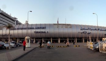 أمن مطار القاهرة يمنع زوجة دبلوماسى أمريكى من دخول البلاد ويأمر بترحيلها - اليوم السابع