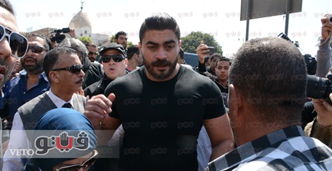 بالصور.. انهيار خالد سليم في وداع والده بمسجد السيدة نفيسة