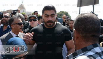 بالصور.. انهيار خالد سليم في وداع والده بمسجد السيدة نفيسة
