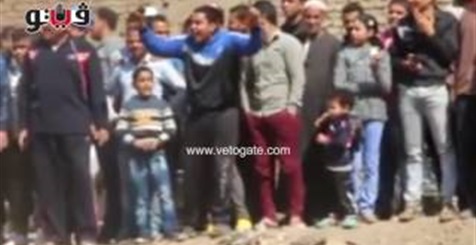 بالفيديو والصور.. 5 مشاهد من نقل تمثال رمسيس الثاني.. انتشال الجزء الثاني من "بطن المطرية".. لف الجزءين بالقطن والقماش لحمايتهما.. تعليمات بالتوقف في حالة الخطر.. ومشيرة خطاب تشرف على العملية