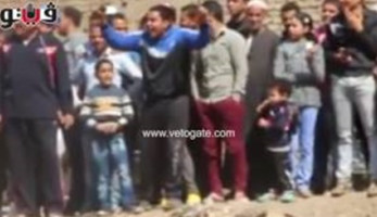بالفيديو والصور.. 5 مشاهد من نقل تمثال رمسيس الثاني.. انتشال الجزء الثاني من "بطن المطرية".. لف الجزءين بالقطن والقماش لحمايتهما.. تعليمات بالتوقف في حالة الخطر.. ومشيرة خطاب تشرف على العملية