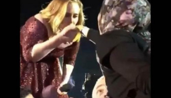 لهذا السبب "أديل" تقبل يد مُحجبة