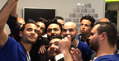 بالصور.. تامر حسني يحقق أمنية طفلة مريضة بالسرطان