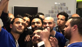 بالصور.. تامر حسني يحقق أمنية طفلة مريضة بالسرطان