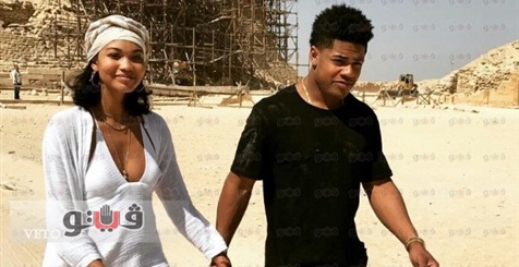 بالصور.. شيبرد يقبل شانيل أمام أبو الهول أثناء زيارة ويل سميث