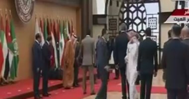 بالفيديو.. سقوط الرئيس اللبنانى أرضا أثناء التقاط صورة تذكارية لقادة القمة العربية - اليوم السابع