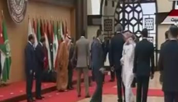بالفيديو.. سقوط الرئيس اللبنانى أرضا أثناء التقاط صورة تذكارية لقادة القمة العربية - اليوم السابع