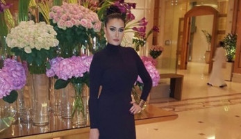 فستان غادة عبدالرازق يلفت الأنظار في مؤتمر "الحبتور"