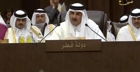 أمير قطر يدافع عن الإخوان في القمة العربية بعد انسحاب السيسي