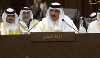 أمير قطر يدافع عن الإخوان في القمة العربية بعد انسحاب السيسي