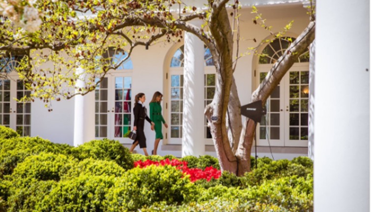 شاهد..الجميلة والملكة تتنزهان في البيت الأبيض (فيديو وصور)