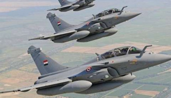 تدريبات جوية على ارتفاع منخفض تكسر "حاجز الصوت" فوق الجيزة