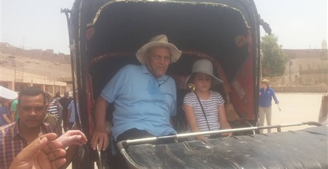 بالصور.. مجدى يعقوب يستقل "الحنطور" خلال جولة سياحية في "أدفو"