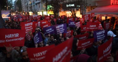 استمرار الاحتجاجات فى تركيا ضد صلاحيات أردوغان المطلقة بعد الاستفتاء - اليوم السابع