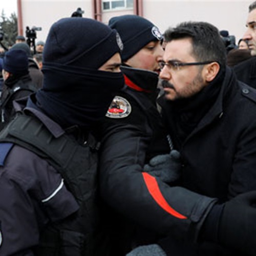 فيديو.. شرطة أردوغان تعتقل رافضى التعديلات الدستورية
