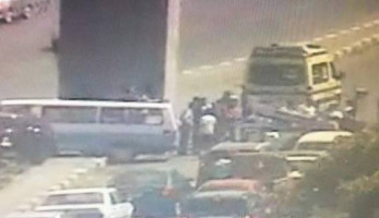 إصابة 4 أشخاص في تصادم 3 سيارات أعلى كوبري الطيران