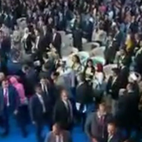 فيديو.. فتاة معاقة تقتحم موكب السيسى أثناء خروجه من مؤتمر الشباب