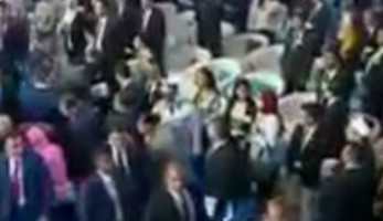 فيديو.. فتاة معاقة تقتحم موكب السيسى أثناء خروجه من مؤتمر الشباب