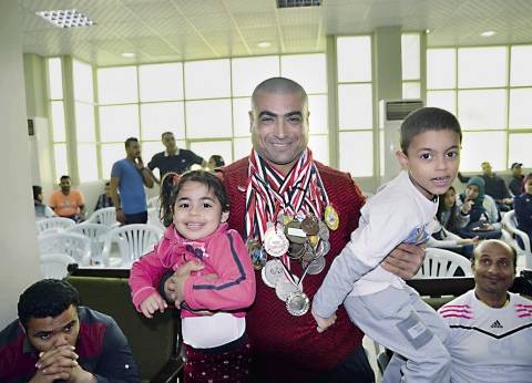 "أسامة" فواعلى وبطل رياضى.. الصبح يشيل "رمل" وبالليل يشيل "حديد"