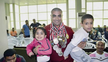 "أسامة" فواعلى وبطل رياضى.. الصبح يشيل "رمل" وبالليل يشيل "حديد"