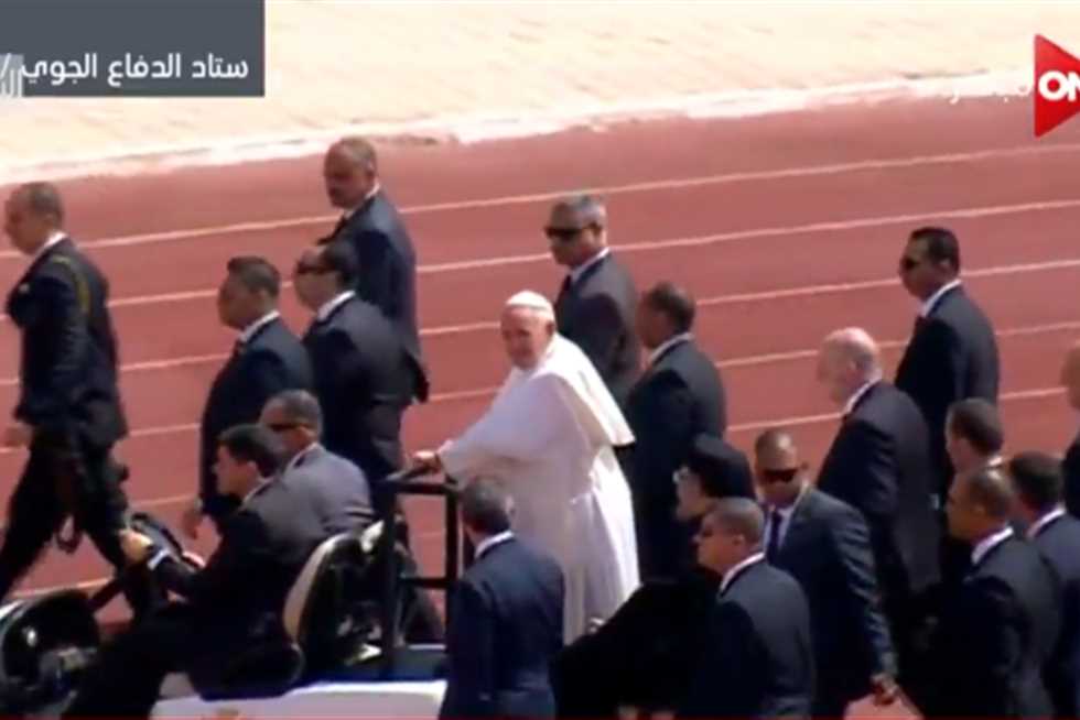 بابا الفاتيكان يصلي "قداس السلام" باستاد الدفاع الجوي بحضور 25 ألف شخص | المصري اليوم