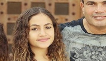 بالصور.. ابنتا عمرو دياب يسافران إلى سويسرا بعد زواجه من دينا الشربيني