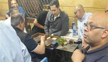 علاء مبارك يلعب "طاولة" على مقهى بإمبابة بعد تناول "ملوخية" بمطعم شعبي (فيديو) | المصري اليوم