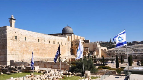 بالصور.. مستوطنون يرفعون العلم الإسرائيلى على الحرم الإبراهيمى
