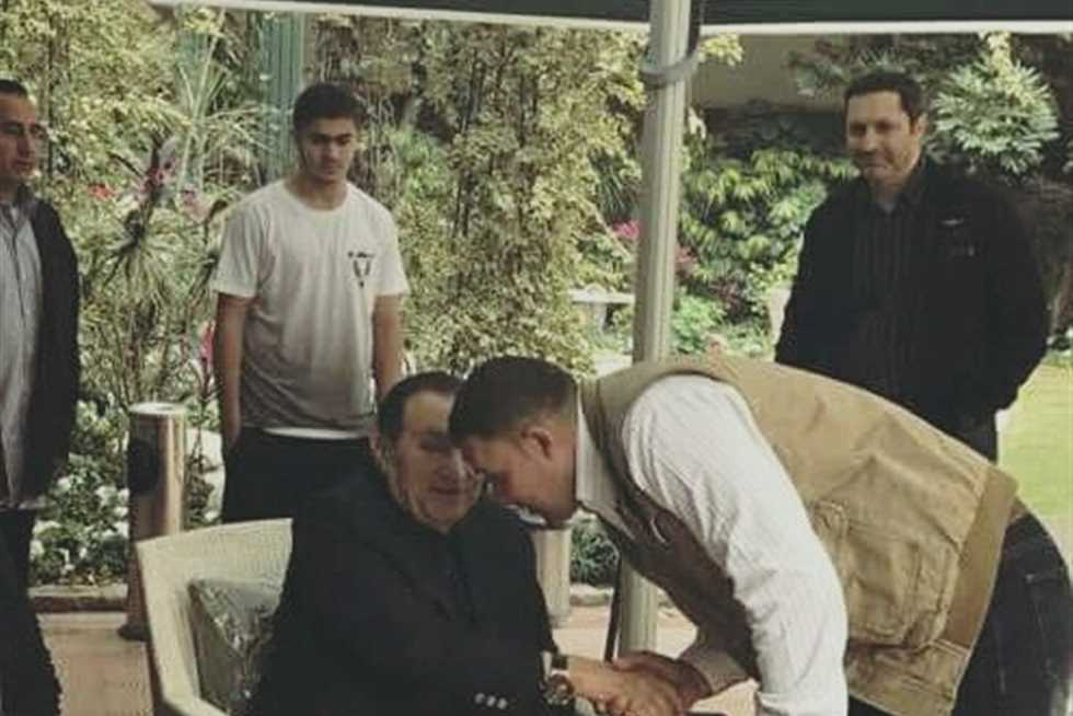 أدمن "آسف يا ريس" ينشر "أحدث صورة" لمبارك: "كل سنة وحضرتك طيب" | المصري اليوم