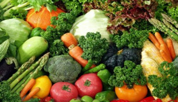 بالفيديو.. حيل بسيطة للحفاظ على الخضراوات والفاكهة طازجة