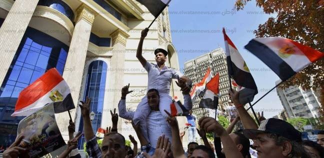 بالصور| المصريون يحتفلون بذكرى تحرير سيناء في "طلعت حرب" وأمام "الصحفيين"