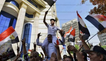 بالصور| المصريون يحتفلون بذكرى تحرير سيناء في "طلعت حرب" وأمام "الصحفيين"