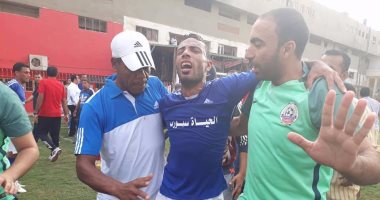بالصور.. طبيب نبروه يُنقذ لاعب طلخا بعد "بلع لسانه" فى كأس مصر - اليوم السابع