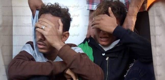 بالصور| الأهالي يلقنون صبيين علقة ساخنة خطفا طالبتين بأسيوط