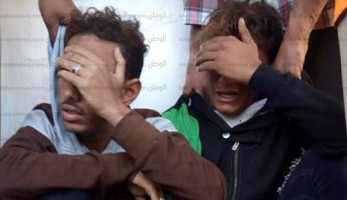 بالصور| الأهالي يلقنون صبيين علقة ساخنة خطفا طالبتين بأسيوط