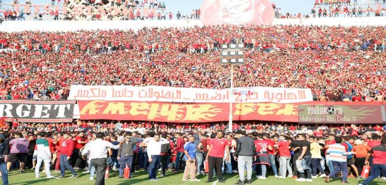 بالفيديو والصور.. جماهير الأهلي في التتش.. رسائل واصابات وتحية "المترو" (فيتشر تقرير)