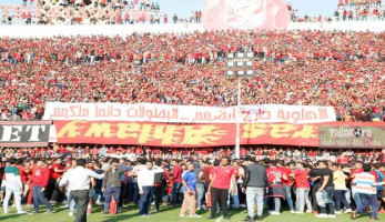 بالفيديو والصور.. جماهير الأهلي في التتش.. رسائل واصابات وتحية "المترو" (فيتشر تقرير)