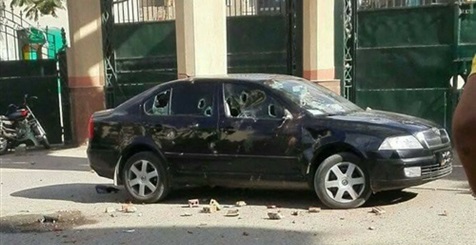 التفاصيل الكاملة للاعتداء على برلماني بجامعة الفيوم.. بكاء ابنته بعد عودتها من الجامعة يدفعه للثأر.. يصفع إحدى العاملات على وجهها.. يتدخل الطلاب بضربه وتكسير سيارته.. ورئيس الجامعة يحتوي الأزمة بالصلح (تقرير)