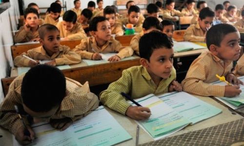 شاهد..مدير مدرسة يربط حذاء تلميذ في لفتة إنسانية (فيتشر)