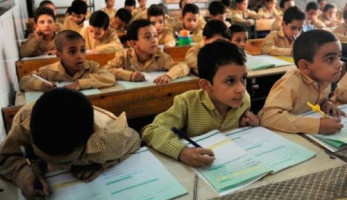 شاهد..مدير مدرسة يربط حذاء تلميذ في لفتة إنسانية (فيتشر)