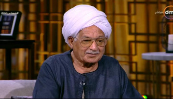 فيديو| حكاية حارس عقار مصرى «سلّف» حاكم الشارقة 300 جنيه (خبر)