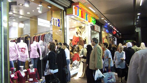 أسعار الملابس الشتوي في متناول تجار "المخدرات".. 1000 جنيه لـ"الجاكت" و300 لـ "البلوفر".. الأهالي: استعنا بالقديم وعزفنا عن الشراء.. أصحاب المحلات: بضاعتنا للفرجة  (فيتشر)
