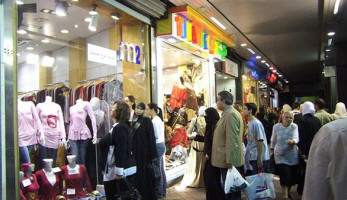 أسعار الملابس الشتوي في متناول تجار "المخدرات".. 1000 جنيه لـ"الجاكت" و300 لـ "البلوفر".. الأهالي: استعنا بالقديم وعزفنا عن الشراء.. أصحاب المحلات: بضاعتنا للفرجة  (فيتشر)