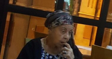 تداول صور لنجمة كبيرة معتزلة تجلس وحيدة بمقهى.. تعرف عليها (ريبورتاج)