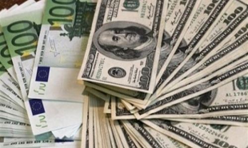 "الملابس الداخلية" وسيلة مهندسة بترول لتهريب عملات أجنبية (خبر )