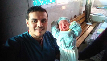 «سيلفي» تعيد رضيعًا لأمه.. والطبيب: الوحيد اللي اتصورت معاه دوناً عن كل المواليد (صور) (فيتشر)