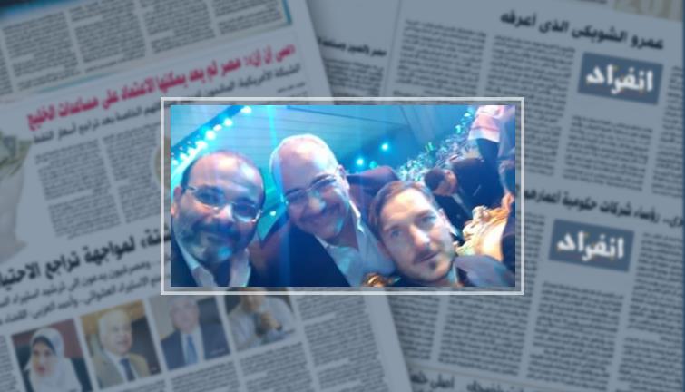 أيمن بهجت قمر ساخرا: "بتصور مع توتى طلع بيومى فؤاد فى النص" (خبر)