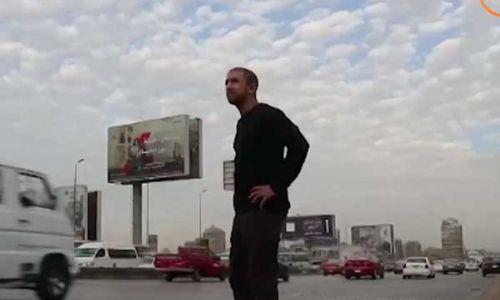 بالفيديو.. سائح يختبر "جدعنة المصريين" على الطريق السريع (خبر)