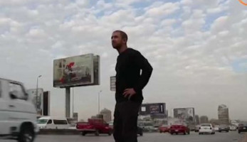 بالفيديو.. سائح يختبر "جدعنة المصريين" على الطريق السريع (خبر)